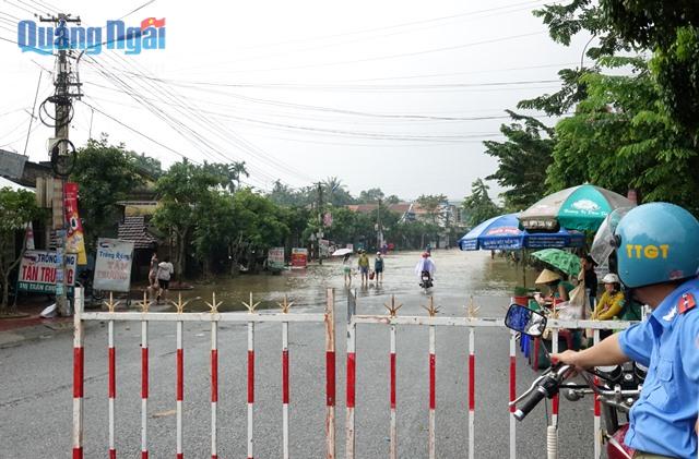 Lực lượng chức năng huyện Nghĩa Hành đã tiến hành chốt chặn ở những vị trí xung yếu, nước chảy xiết để hỗ trợ và hướng dân người dân đi lại an toàn.