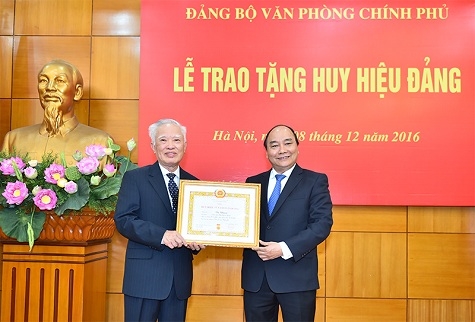  Thủ tướng Nguyễn Xuân Phúc trao tặng Huy hiệu 55 năm tuổi Đảng cho đồng chí Vũ Khoan, nguyên Bí thư Trung ương Đảng, nguyên Phó Thủ tướng Chính phủ. Ảnh: VGP/Quang Hiếu