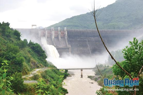  Hồ thủy điện Đăkđrinh xả lũ khi mực nước trong hồ mới đạt cao trình ở ngưỡng cho phép giúp vùng hạ lưu sông Trà Khúc không bị thiệt hại nặng.