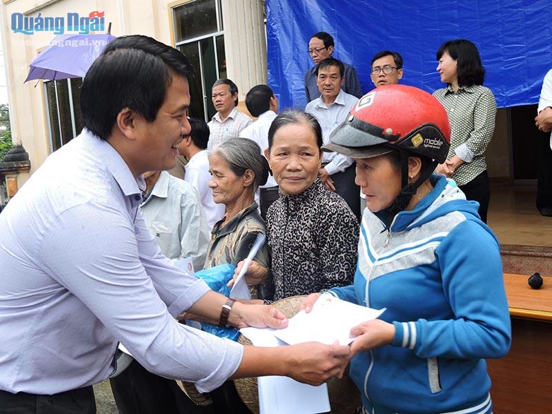 Ông Bùi Thanh Nhân – Chủ tịch Liên đoàn Lao động tỉnh Bình Dương trao quà cho bà con huyện Nghĩa Hành.