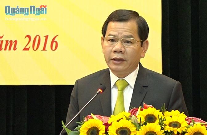 Phó Chủ tịch UBND tỉnh Đặng Văn Minh trình bày báo cáo tại kỳ họp
