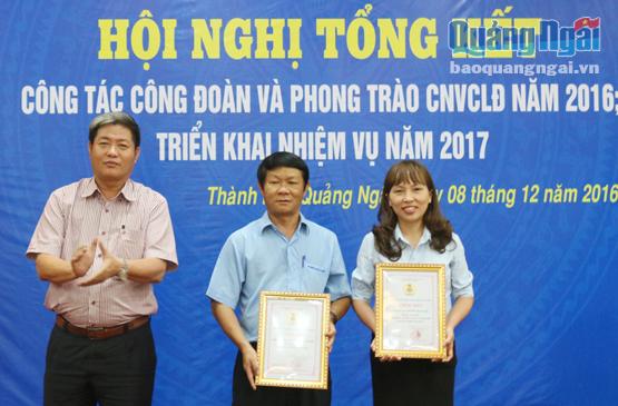 Chủ tịch LĐLĐ tỉnh Trần Văn Thanh trao giấy chứng nhận cho các tập thể dẫn đầu cụm thi đua của LĐLĐ TP.Quảng Ngãi