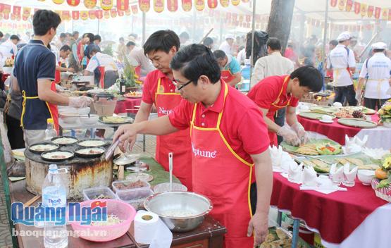 Đoàn viên công đoàn cơ sở tham gia thi nấu ăn nhân ngày Quốc tế Phụ nữ (8.3).
