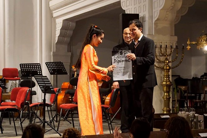 Bùi Vũ Nguyệt Minh được trao giải Ba (bảng dành cho các thí sinh dưới 16 tuổi) tại cuộc thi Piano quốc tế. Ảnh: NVCC.