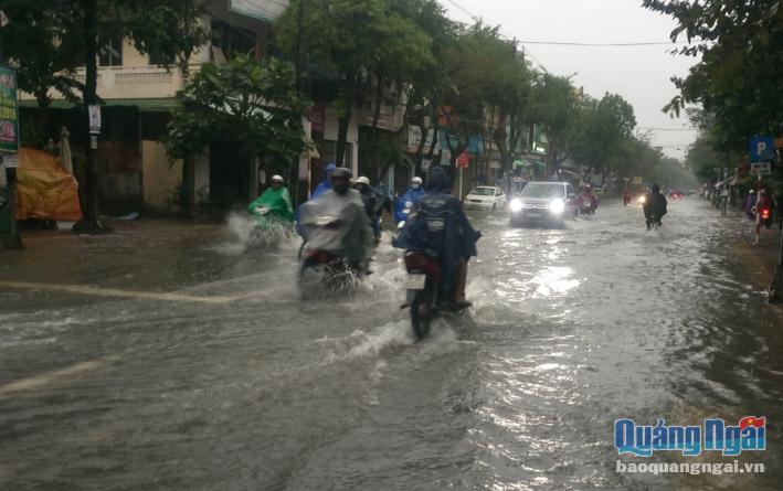 Đường Phan Đình Phùng cũng bị ngập trong nước