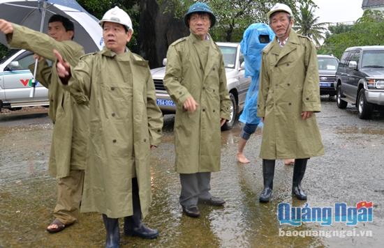 Phó chủ tịch UBND tỉnh Đặng Văn Minh chỉ đạo các địa phương theo dõi chặt chẽ tình hình mưa lũ để có biện pháp ứng phó kịp thời
