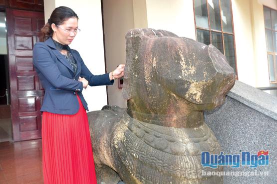  Tượng con Gajasimha đầu voi mình sư tử, linh vật canh cổng thánh đường Chánh Lộ, hiện đang trưng bày ở Bảo tàng tổng hợp tỉnh.