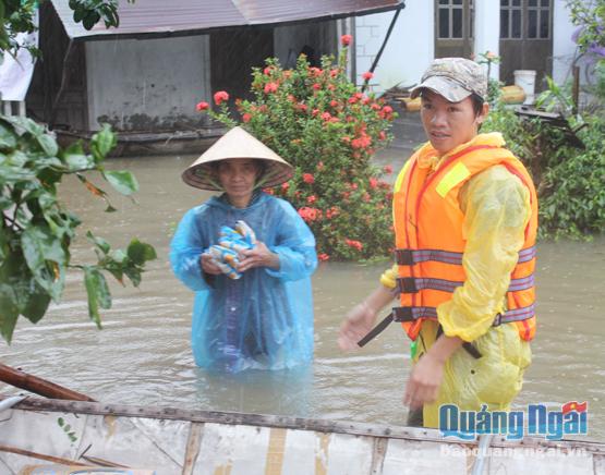 Bà Nguyễn Thị Lê nhận mì tôm cứu trợ từ Đội TNXK xã Đức Lân, huyện Mộ Đức
