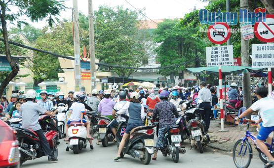 Tình trạng kẹt xe vào giờ tan trường thường xảy ra trước cổng Trường Tiểu học Trần Phú.    