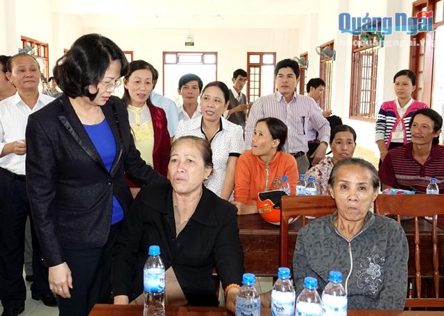 Phó Chủ tịch nước Đặng Thị Ngọc Thịnh thăm hỏi, động viên người dân vùng lũ xã Đức Nhuận, huyện Mộ Đức