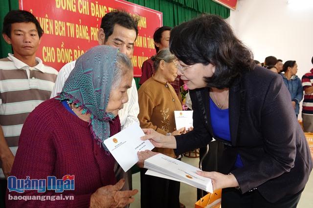 Phó Chủ tịch nước Đặng Thị Ngọc Thịnh trao quà cho người dân