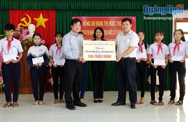 Quỹ bảo trợ trẻ em Việt Nam cũng trao 200 triệu đồng cho Quỹ bảo trợ trẻ em tỉnh Quảng Ngãi
