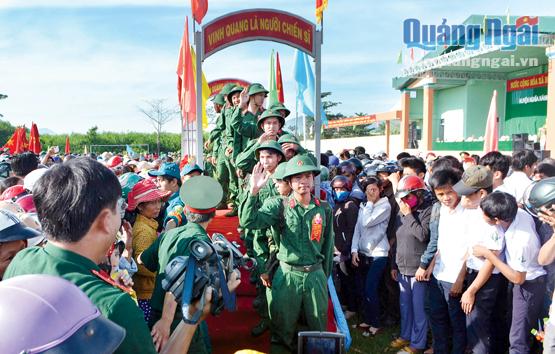  Thanh niên Quảng Ngãi lên đường nhập ngũ bảo vệ Tổ quốc.
