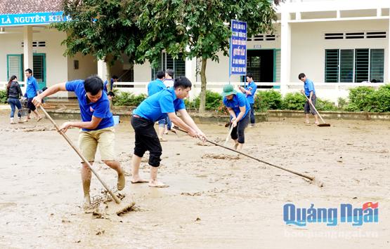  Đoàn viên thanh niên tham gia dọn dẹp vệ sinh trường học tại vùng lũ huyện Nghĩa Hành. ẢNH: PV
