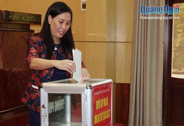 Ủy viên Dự khuyết TƯ Đảng, Chủ tịch HĐND tỉnh Bùi Thị Quỳnh Vân tham gia đóng góp ủng hộ người dân vùng lũ