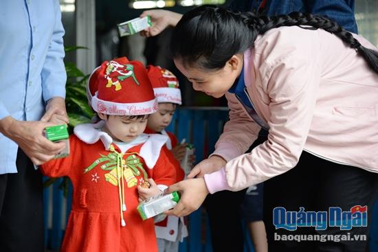 Trẻ em ở Cô nhi viện Phú Hòa đón mừng Noel với nhiều quà là bánh, sữa