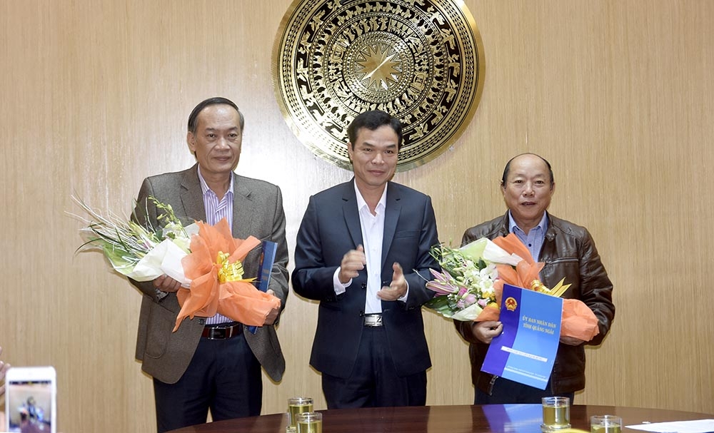 Phó Chủ tịch UBND tỉnh Đặng Ngọc Dũng trao Quyết định cho ông Nguyễn Thanh Sơn và ông Nguyễn Mạnh Hùng