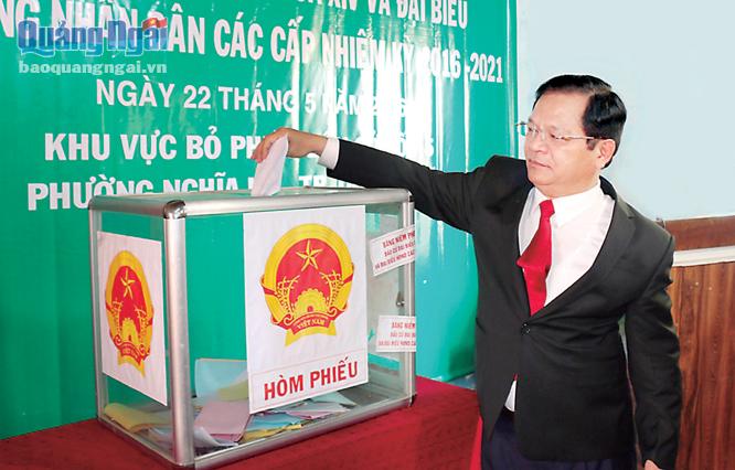 Ủy viên Trung ương Đảng, Bí thư Tỉnh ủy Lê Viết Chữ tham gia bỏ phiếu tại khu vực bỏ phiếu số 5, phường Nghĩa Lộ (TP.Quảng Ngãi) .