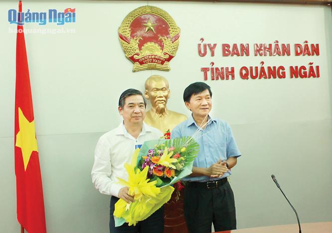  Chủ tịch UBND tỉnh Trần Ngọc Căng trao quyết định bổ nhiệm Trưởng Ban Quản lý KKT Dung Quất và các KCN Quảng Ngãi cho ông Nguyễn Minh Tài.