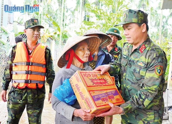  Đại tá Võ Văn Bá - Phó Chỉ huy trưởng, Tham mưu trưởng Bộ CHQS tỉnh thăm hỏi và tặng mì tôm cho người dân thôn Điền An, xã Nghĩa Điền (Tư Nghĩa).     