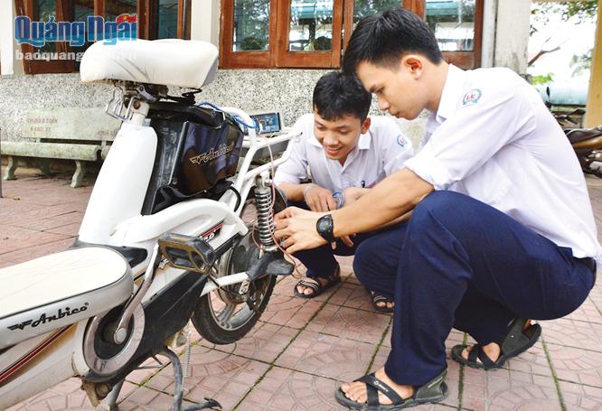 Trịnh Phương Hiếu và Nguyễn Đình Khải nghiên cứu thành công thiết bị hiển thị và giới hạn tốc độ tối đa của xe đạp điện.         ảnh: ÁI KIỀU