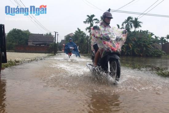 Một vài tuyến đường vào các thôn, xóm, nước còn băng qua đường nhưng xe máy vẫn di chuyển được, không còn cảnh bị cô lập.