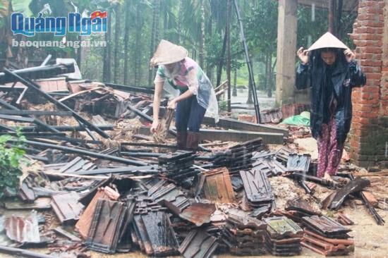Bà Hồ Thị Xuân, 75 tuổi, thôn Phước Minh (xã Hành Thuận)- một trong hai gia đình có nhà bị sập hôm 6.12 đang dọn dẹp, khắc phục hậu quả.