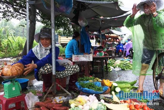 Giá các loại rau tại chợ tăng từ 5 - 10.000 đồng/kg nhưng khan hiếm nhiều loại rau.