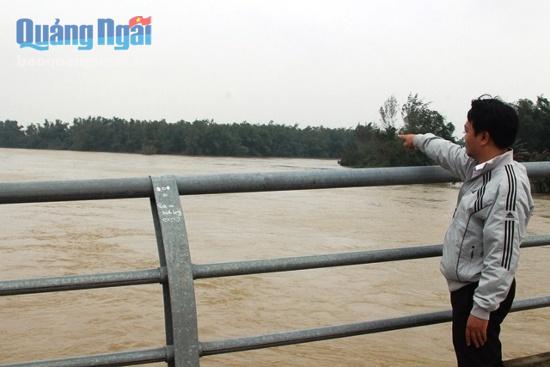 Riêng thôn Đông Yên 3, nơi có khoảng 239 hộ dan với khoảng 978 nhân khẩu đang sinh sống, chính quyền địa phương đến nay vẫn chưa tiếp cận được vì mực nước trên sông Trà Bồng ngày một dâng cao.