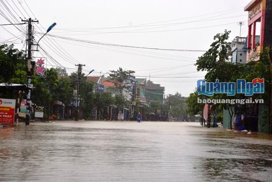 Nhiều tuyến đường ở Thị trấn không có người qua lại vì nước dâng quá cao.