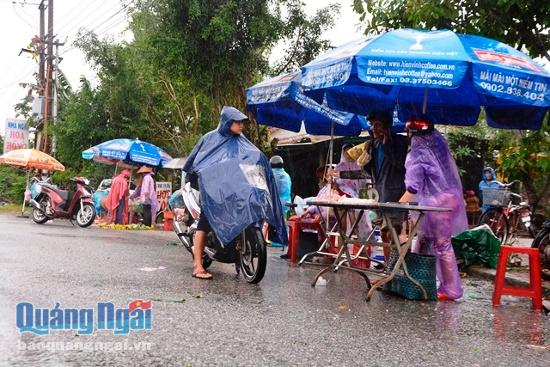 Tụ họp chợ nhỏ ở các khu dân cư để giúp người dân dễ dàng trong việc mua lương thực, thực phẩm dự trữ.