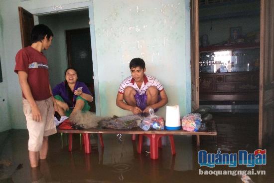 Người dân xóm 23, thôn vùng 5, xã Phổ Thuận tận dụng thời gian mưa lũ để đan lưới đánh cá.