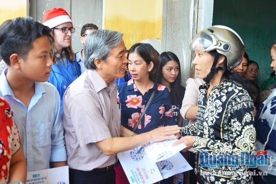 Chủ tịch Ủy ban MTTQ Việt Nam tỉnh Quảng Ngãi Lê Quang Thích trao hỗ trợ cho người dân huyện Nghĩa Hành. Ảnh: Phạm Linh.