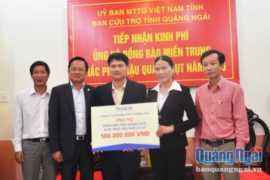 Công ty CP Ô tô Trường Hải THACO trao 500 triệu đồng ủng hộ người dân khắc phục hậu quả lũ lụt. Ảnh: Phạm Linh.