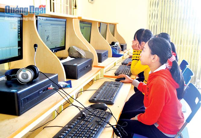 Máy tính của dự án BMGF tại điểm Bưu điện văn hóa  xã Tịnh Hà (Sơn Tịnh).