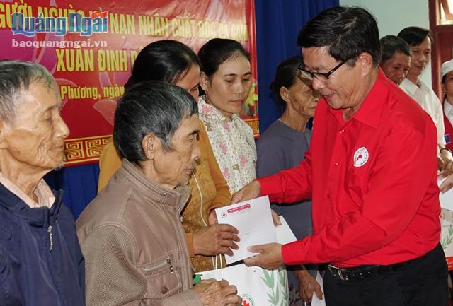 Đại diện TƯ Hội Chữ thập Đỏ Việt Nam trao quà Tết cho các hộ dân