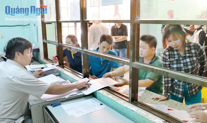 Cán bộ, nhân viên Phòng Tài nguyên và Môi trường huyện Bình Sơn giải quyết TTHC cho người dân.