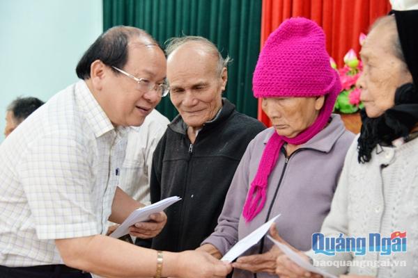 Phó Bí thư Thường trực Tỉnh ủy Nguyễn Thanh Quang phát quà Tết cho bà con vùng lũ