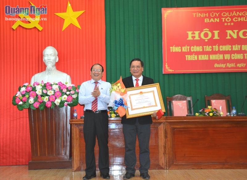 Phó Bí thư Thường trực Tỉnh ủy Nguyễn Thanh Quang trao Huân chương Lao động hạng Nhất cho đồng chí Nguyễn Chín.