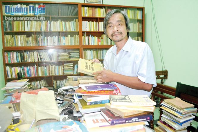 Bác sĩ Nguyễn Duy Long giới thiệu về thú chơi sách của mình.     ẢNH: XUÂN THIÊN