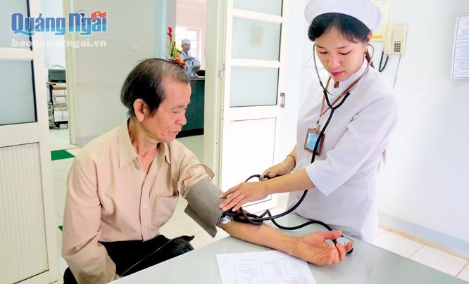Bệnh nhân khám bệnh ở Bệnh viện Đa khoa Dung Quất. ảnh: K.N