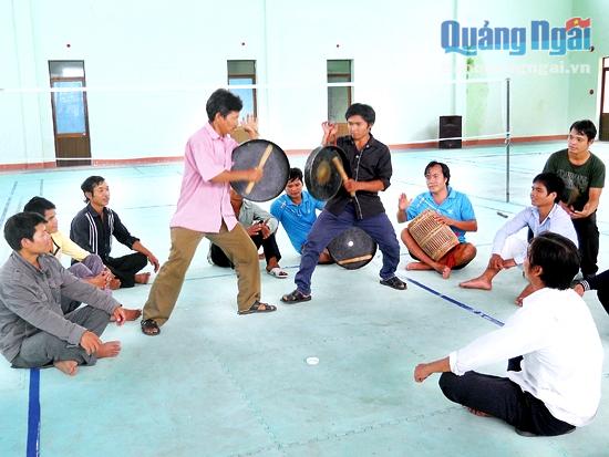Nghệ nhân Hồ Văn Biên (đứng bên trái) truyền dạy nghệ thuật đấu chiêng cho thế hệ trẻ