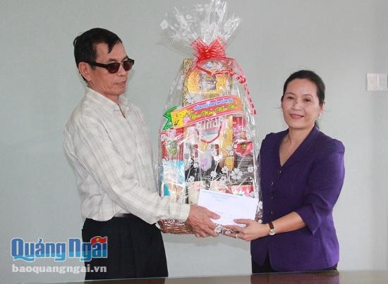 Phó Chủ tịch Thường trực HĐND tỉnh Đinh Thị Hồng Minh tặng quà cho Hội người mù tỉnh.