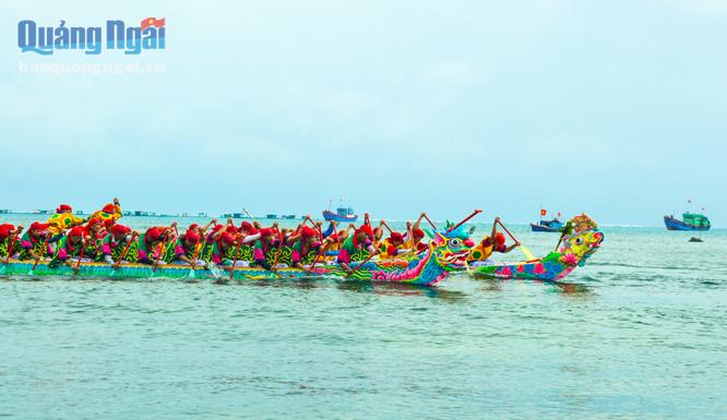 Đua thuyền ở Lý Sơn không đơn thuần là lễ hội mà nó còn là nét đẹp đặc sắc về tâm linh.
