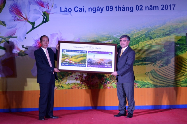 Thứ trưởng Bộ TT&TT Nguyễn Minh Hồng (phải) và lãnh đạo tỉnh Lào Cai công bố bộ tem Năm Du lịch Quốc gia 2017 - Lào Cai - Tây Bắc