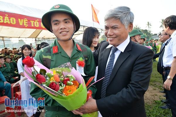 Trưởng Ban Tuyên giáo Tỉnh ủy Võ Văn Hào tặng hoa cho các tân binh trước giờ lên đường