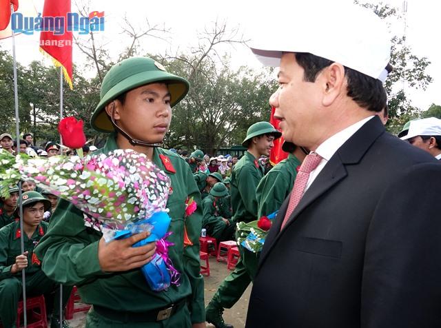 Phó Chủ tịch Thường trực UBND tỉnh Đặng Văn Minh tặng hoa, động viên các tân binh lên đường nhập ngũ