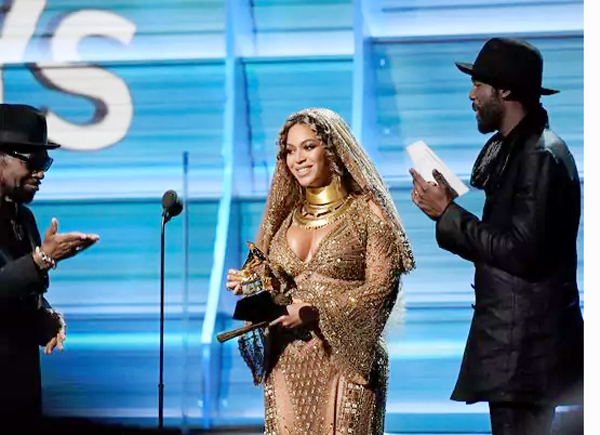 Beyoncé nhận giải. Ảnh: USA Today