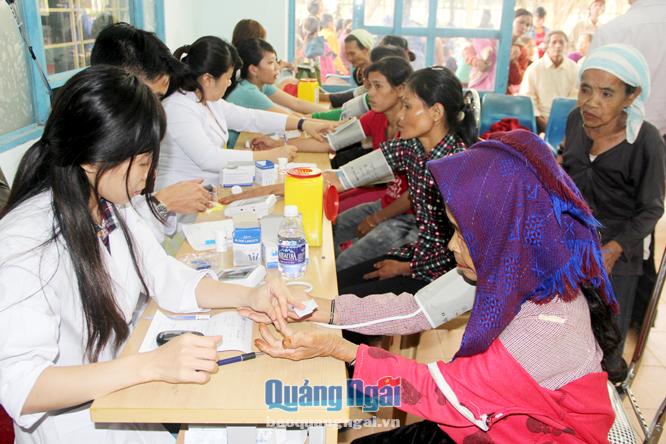 Chăm sóc sức khỏe cho đồng bào vùng cao huyện Minh Long ẢNH: P.Đức