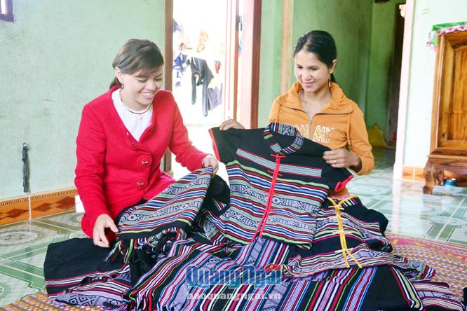 Các chị ở Làng Teng, xã Ba Thành (Ba Tơ) chuẩn bị sản phẩm để giao cho khách hàng.    